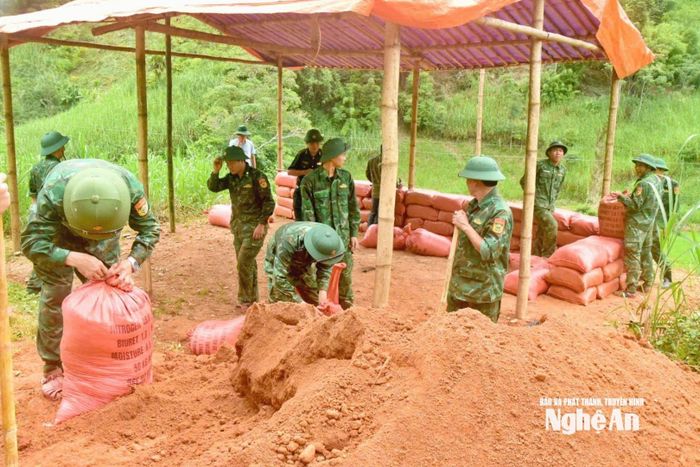 Trên địa bàn xã Tam Thái, cán bộ chiến sĩ Đồn Biên phòng Tam Hợp cũng thực hiện chế độ sẵn sàng chiến đấu kết hợp công tác chuẩn bị cho diễn tập quân sự. Ảnh: Hoài Thu