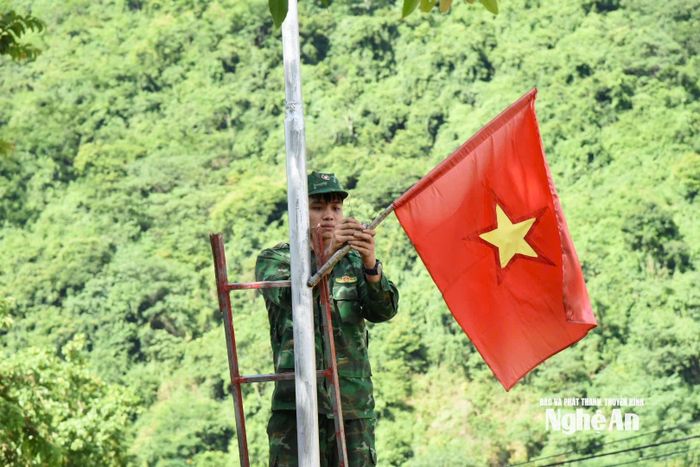 Chiến sĩ Đồn Biên phòng Mường Ải treo cờ Tổ quốc cùng cấp ủy, chính quyền địa phương chào đón dịp kỷ niệm Cách mạng Tháng Tám và Quốc khánh 2/9/2025. Ảnh: Hoài Thu