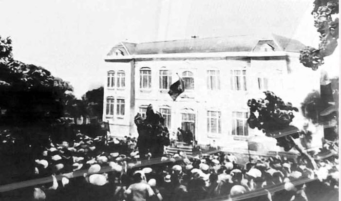 Nhân dân tham gia khởi nghĩa giành chính quyền ở thành phố Vinh tháng 8/1945. Ảnh tư liệu: Bảo tàng Nghệ An - Xô viết Nghệ Tĩnh.