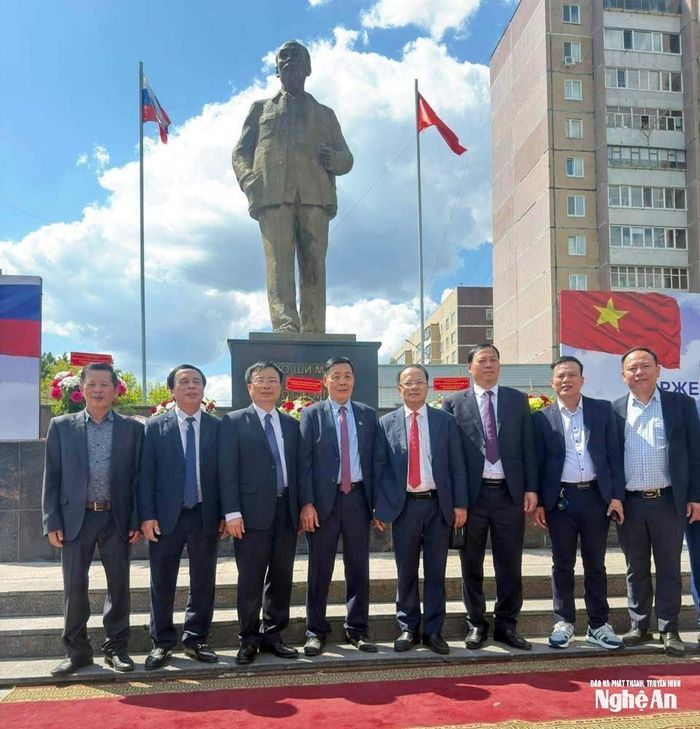 Ông Trịnh Văn Quế (thứ 4 từ trái sang) cùng các đại biểu tỉnh Nghệ An tại Quảng trường Bác Hồ - Thành phố Ulyanovsk, Liên bang Nga. Ảnh: NVCC