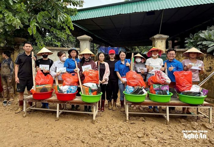 Anh Nguyễn Huy Hoàng (thứ 2 từ phải sang) cùng các thành viên Hội Đồng hương Thanh niên Nghệ An tại Hà Nội trao quà hỗ trợ bà con miền Tây Nghệ An sau lũ lụt. Ảnh: Thanh Quỳnh