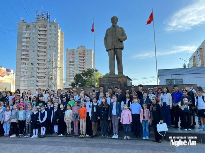 Trong trái tim bạn bè năm châu, Bác Hồ luôn hiện diện như một biểu tượng của hòa bình, nhân ái và khát vọng tự do. Ảnh: NVCC