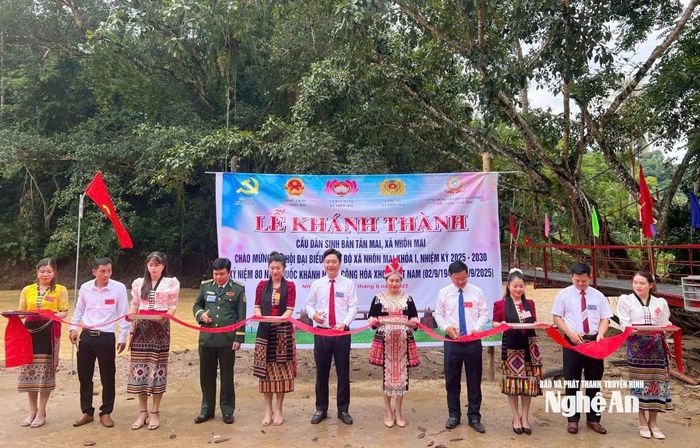 Cắt băng khánh thành công trình cầu treo dân sinh Tân Mai, xã Nhôn Mai. Ảnh: Hiền Thương