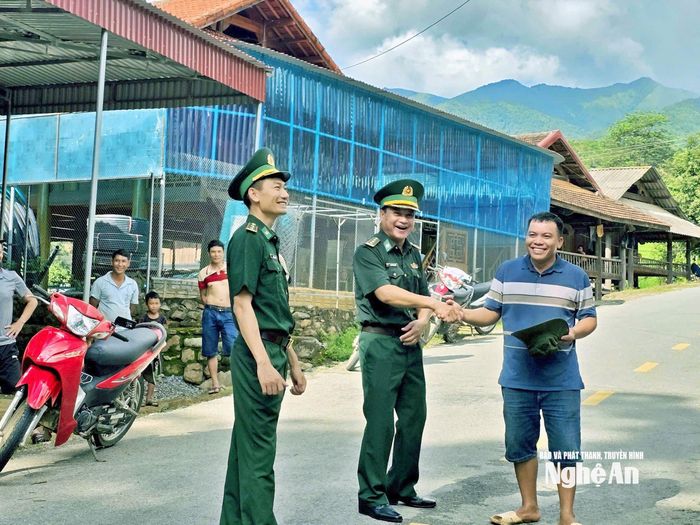 Chỉ huy Đồn Biên phòng Mường Ải gặp gỡ cán bộ thôn, bản tuyên truyền thực hiện các nội dung bảo vệ an ninh biên giới dịp Tết độc lập. Ảnh: Hoài Thu