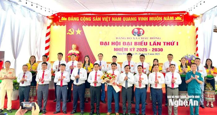Đồng chí Nguyễn Như Khôi - Ủy viên Ban Chấp hành Đảng bộ tỉnh, Phó Chủ tịch HĐND tỉnh Nghệ An tặng hoa chúc mừng 23 đồng chí tham gia Ban Chấp hành Đảng bộ xã Châu Hồng, nhiệm kỳ 2025- 2030. Ảnh: Thu Hường