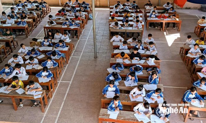 Vì thiếu phòng nên vào những ngày thi, học sinh phải ra nhà xe để thi. Ảnh: T.H