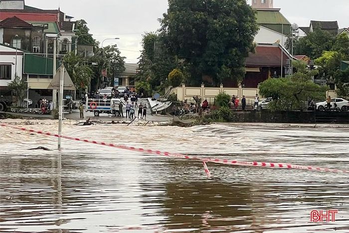  Khu vực cầu tràn Phố Giang bị chia cắt hoàn toàn. 