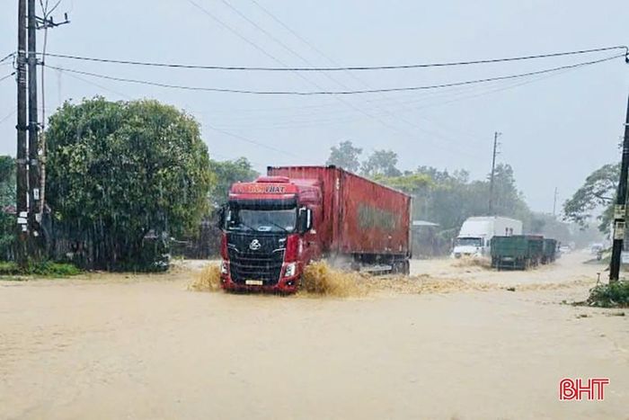  Trên địa bàn xã Hương Khê, sáng nay ghi nhận mưa lớn và nước lũ lên nhanh khiến nhiều tuyến đường chính, đường ở các khu dân cư nước bắt đầu dâng ngập. Tuyến đường mòn Hồ Chí Minh đoạn qua khu vực trung tâm xã Hương Khê ngập cục bộ; nhiều tuyến đường trong khu dân cư ở xã Hương Khê nước đang lên nhanh. 