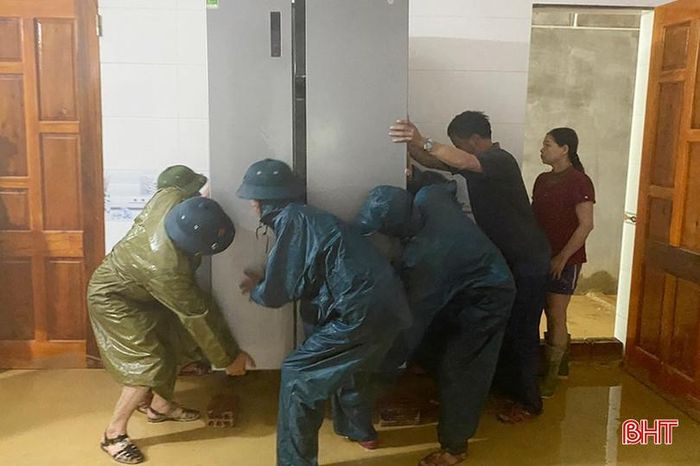  Bên cạnh đó, để đảm bảo hạn chế thấp nhất thiệt hại tài sản của Nhân dân, các lực lượng đang nỗ lực kê cao đồ đạc... 