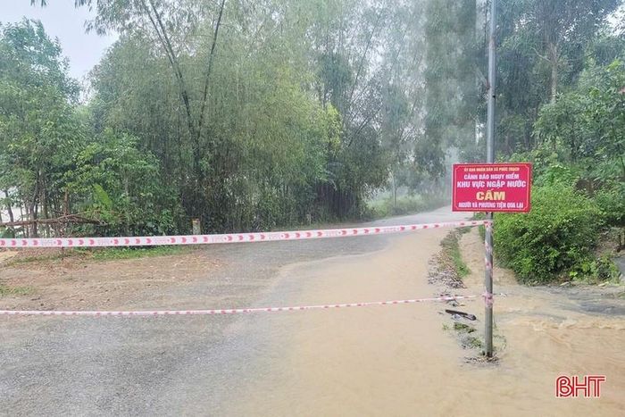  Chính quyền địa phương đã đặt biển cảnh báo, cấm người và phương tiện qua lại. 
