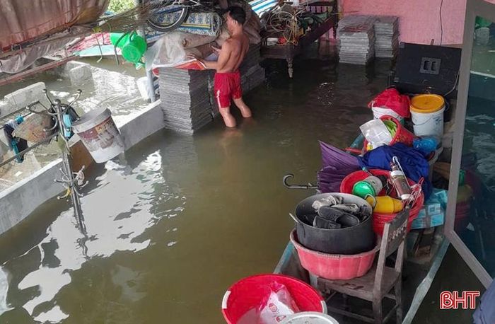  Người dân phải kê cao đồ đạc để tránh thiệt hại. 