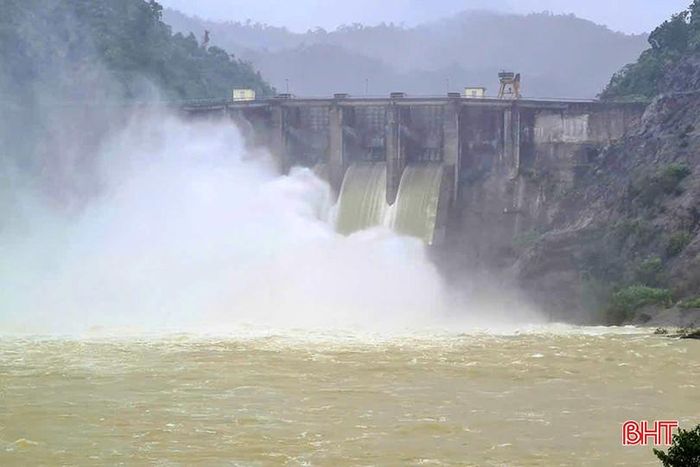  Lúc 9h ngày 30/8, Nhà máy Thủy điện Hố Hô đang xả tràn với lưu lượng 682 m3/giây. 