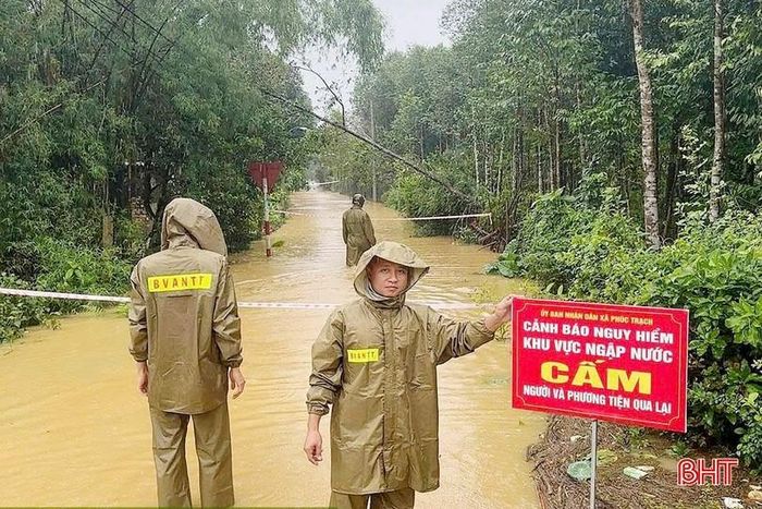  Trên địa bàn xã Phúc Trạch nhiều tuyến đường dân sinh bị ngập, lực lượng chức năng đang đi kiểm tra và gắn biển cảnh báo. 