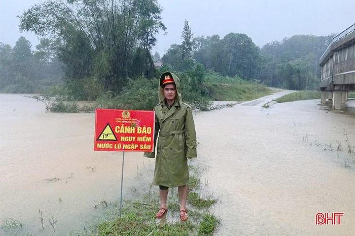 Công an xã Mai Hoa đã cắm biển cảnh báo để người dân chủ động né tránh rủi ro. 