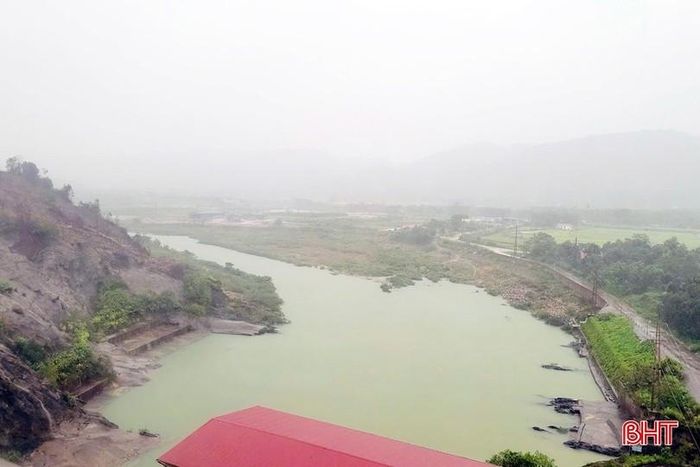  Để ứng phó với tình hình mưa lũ, Nhà máy Thủy điện Hố Hô đã chủ động xả lũ. 