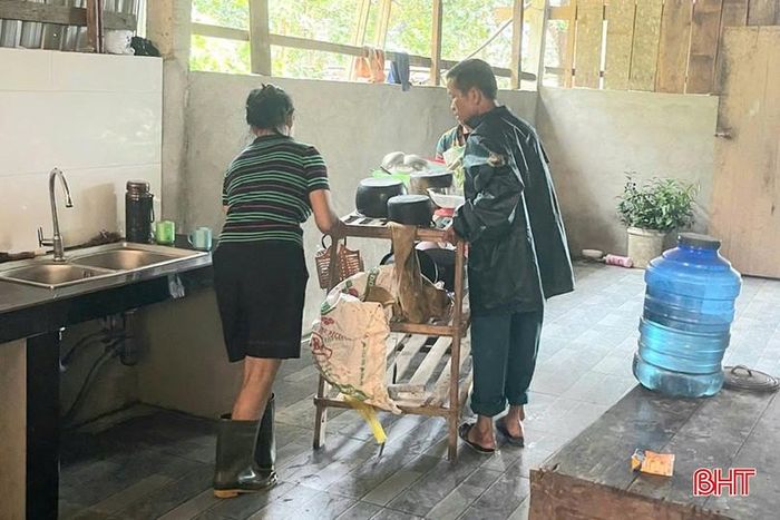  Người dân vùng thấp trũng chủ động kê cao đồ đạc. 