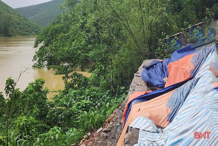  Tại xã Vũ Quang, mưa lớn từ sáng sớm đến trưa nay đã khiến mực nước sông Ngàn Trươi dâng cao, một số điểm xung yếu xuất hiện tình trạng xói lở. 