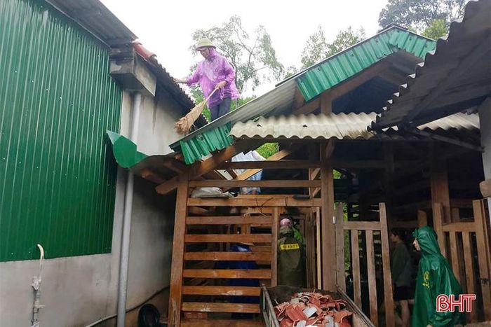  Chính quyền địa phương xã Sơn Giang và các lực lượng hỗ trợ người dân gia cố chuồng trại chăn nuôi hươu do bị tốc mái bởi gió lớn. 