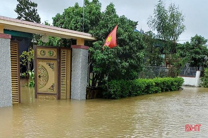  Một số nhà dân vùng trũng thấp ở xã Thạch Xuân đã bị nước tràn vào nhà. 