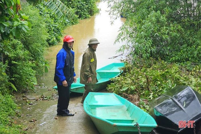  Một số tuyến đường ở xã Vũ Quang bị nước lũ chia cắt. 