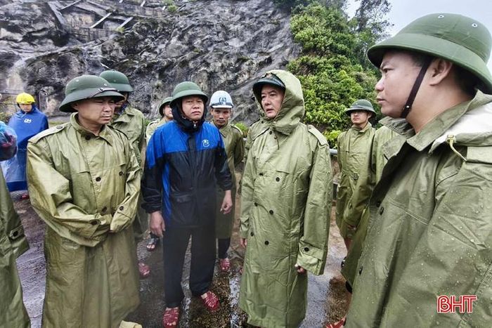  Phó Chủ tịch UBND tỉnh Trần Báu Hà kiểm tra, chỉ đạo công tác ứng phó với mưa lũ. 