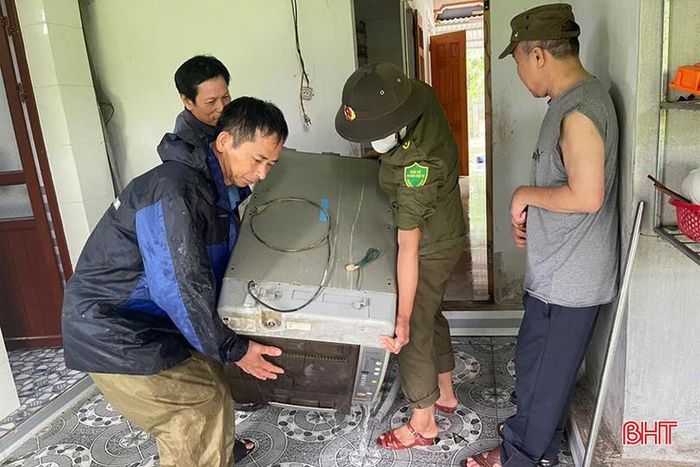  Chính quyền xã Tứ Mỹ hỗ trợ người dân thôn 1 di chuyển tài sản đến nơi an toàn, đề phòng nước lũ dâng cao trong đêm. 