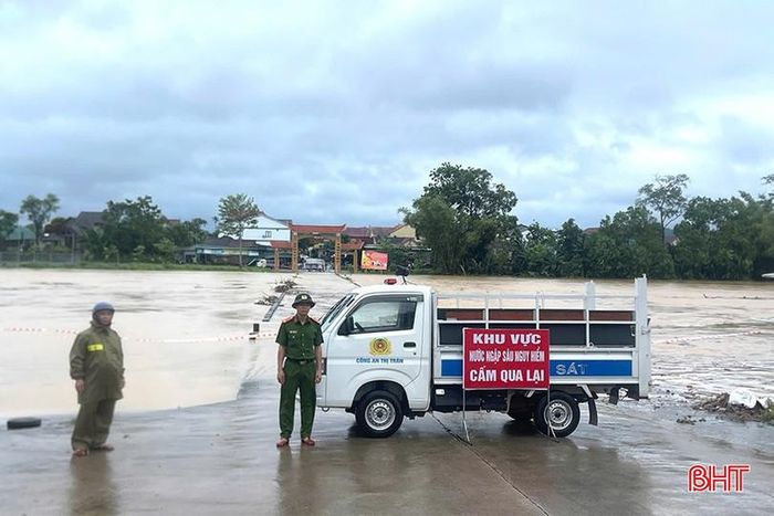  Lũ trên sông Ngàn Phố cũng lên nhanh khiến khu vực cầu tràn Phố Giang ngập sâu, để đảm bảo an toàn cho người dân, Công an xã Hương Sơn và Công an xã Sơn Giang đã cắm biển cảnh báo cấm người qua lại, đồng thời bố trí lực lượng thường trực. 