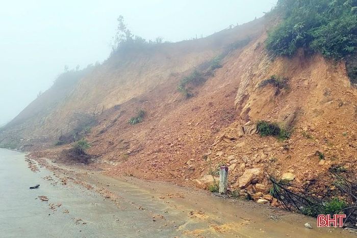  Mưa lớn cũng khiến nhiều điểm bị sạt lở trên tuyến đường Phúc Trạch - Hương Liên (tuyến đường nối xã Hương Liên cũ với trung tâm xã Phúc Trạch). 
