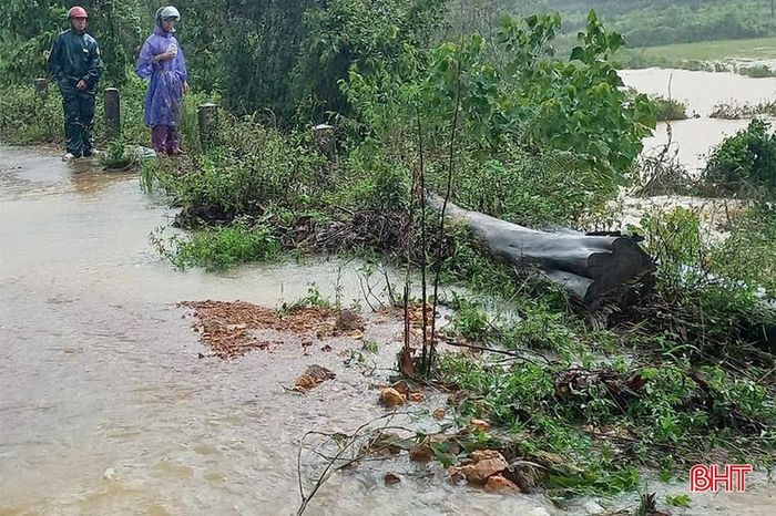  Một số tuyến đường ở thôn Liên Châu (xã Thượng Đức) bị nước lũ băng qua, hiện chính quyền địa phương đã bố trí lực lượng thường trực và cắm biển cảnh báo để đảm bảo an toàn cho người dân. 