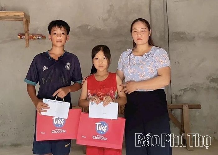 Chị Bùi Thị Chiền, Chủ tịch Hội LHPN xã Mường Vang trao quà cho các em nhỏ mồ côi, hoàn cảnh khó khăn nhân dịp năm học mới.