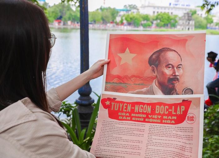 Check-in trong sắc cờ đỏ sao vàng, người dân lưu lại khoảnh khắc ý nghĩa cùng Tháp Rùa cổ kính. Ảnh: Thành Phương – TTXVN
