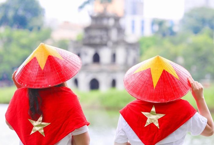 Trong những ngày Đại lễ, nhiều người dân xuống đường chụp ảnh với hình ảnh lá cờ Tổ quốc để thể hiện tình yêu nước và niềm tự hào dân tộc. Ảnh: Thành Phương - TTXVN