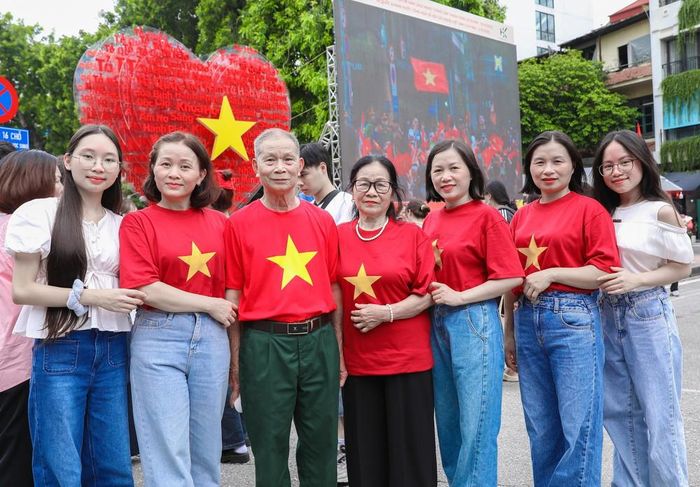 Nhiều gia đình lưu giữ lại khoảnh khắc đẹp trong kỳ nghỉ lễ quốc khánh 2/9 với hình ảnh lá cờ Tổ quốc để thể hiện tình yêu nước và niềm tự hào dân tộc. Ảnh: Thành Phương-TTXVN