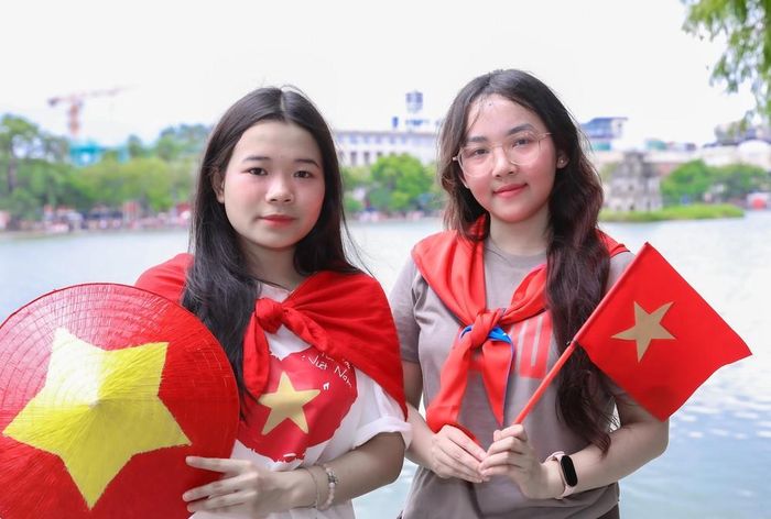 Nhiều bạn trẻ lưu giữ lại khoảnh khắc đẹp trong kỳ nghỉ lễ quốc khánh 2/9 với hình ảnh lá cờ Tổ quốc để thể hiện tình yêu nước và niềm tự hào dân tộc .Ảnh: Thành Phương-TTXVN