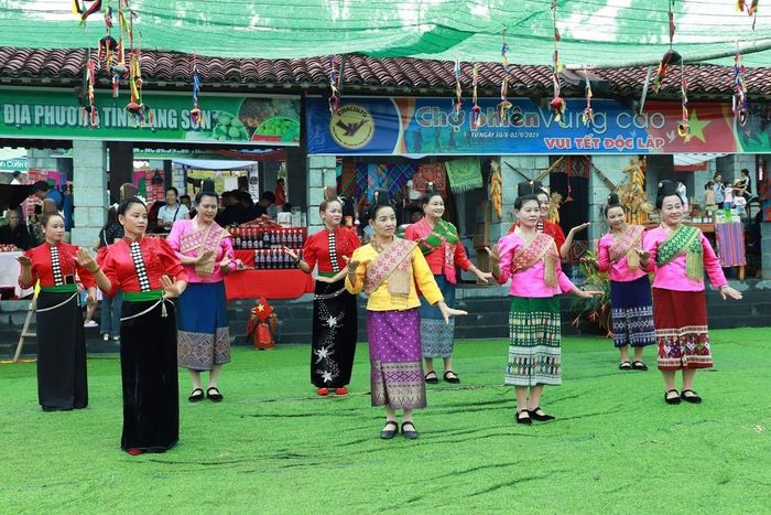 Phiên chợ vùng cao trở nên sôi động với những điệu múa, làn điệu dân ca đặc sắc do đồng bào Mường, Thái, Dao, Mông, Tày…trình diễn. Ảnh: Vân Chi/TTXVN