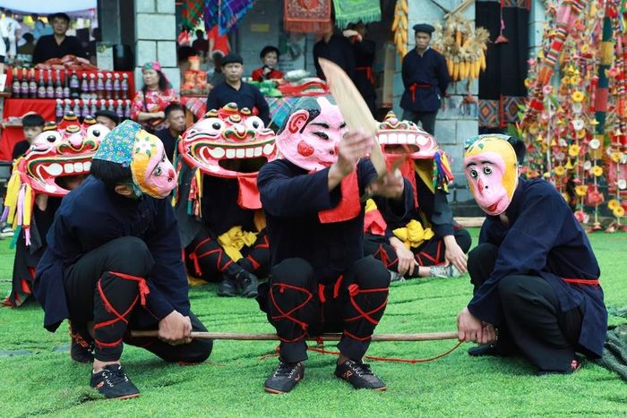 Đồng bào dân tộc Nùng biểu diễn múa Sư tử mèo - di sản văn hóa phi vật thể quốc gia. Ảnh: Vân Chi/TTXVN