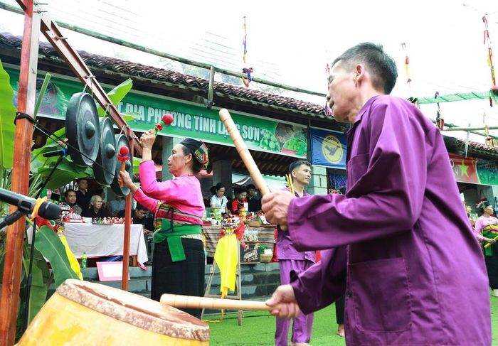 Đồng bào dân tộc Mường (Thanh Hóa) tái hiện lễ hội Pôồn Pôông. Ảnh: Vân Chi/TTXVN
