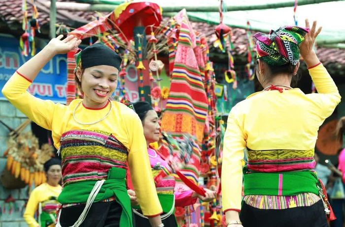 Đồng bào dân tộc Mường (Thanh Hóa) tái hiện lễ hội Pôồn Pôông. Ảnh: Vân Chi/TTXVN