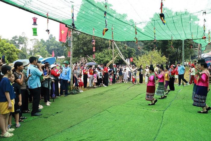 Du khách thưởng thức các tiết mục dân ca, dân vũ đặc sắc tại ngày hội. Ảnh: Vân Chi/TTXVN