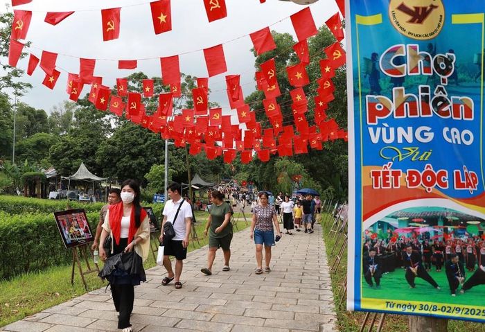 Không khí rộn ràng vui Tết Độc lập tại Làng Văn hóa - Du lịch các Dân tộc Việt Nam. Ảnh: Vân Chi/TTXVN