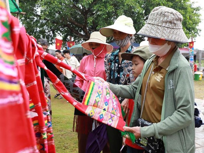 Gian hàng giới thiệu trang phục truyền thống của các dân tộc. Ảnh: Vân Chi/TTXVN