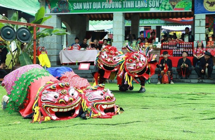 Đồng bào dân tộc Nùng biểu diễn múa Sư tử mèo - di sản văn hóa phi vật thể quốc gia. Ảnh: Vân Chi/TTXVN