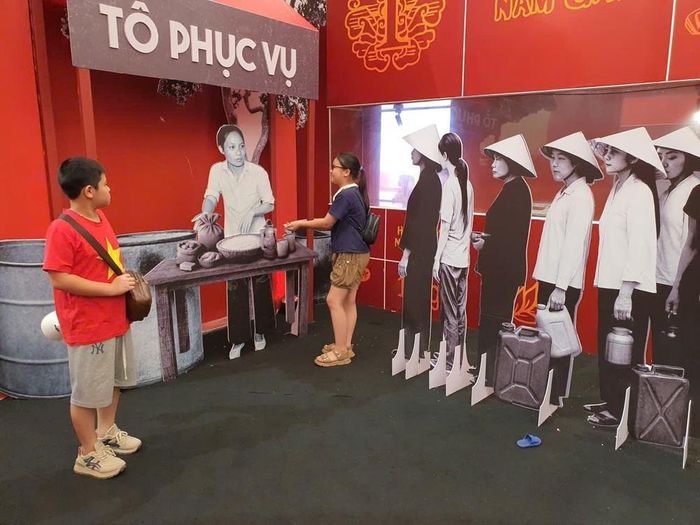 Hình ảnh người dân xếp hàng dài mua gạo, dầu, muối, vải, áo may ô... được tái hiện trong không gian Triển lãm. Ảnh: Nguyễn Trọng Lịch- TTXVN