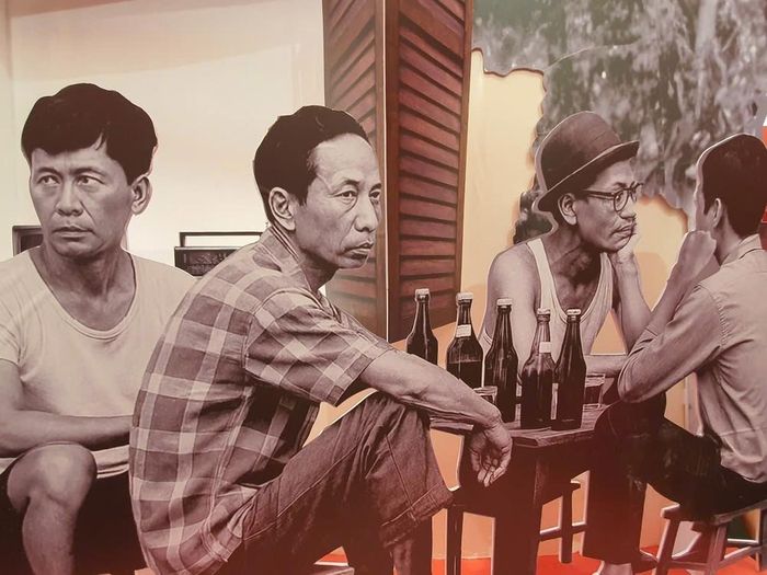 Hình ảnh người dân đô thị thời bao cấp ở quan nước vỉa hè thành phố tái hiện trong không gian Triển lãm. Ảnh: Nguyễn Trọng Lịch- TTXVN