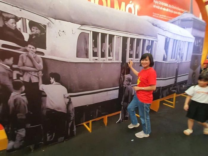Hình ảnh người dân bắt xe ô tô, đi ô tô khách đường dài thời bao cấp tái hiện trong không gian Triển lãm. Ảnh: Nguyễn Trọng Lịch - TTXVN