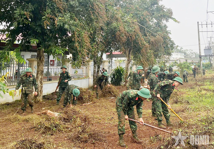 Cán bộ, chiến sĩ Sư đoàn 302 vệ sinh giúp dân trên địa bàn. 