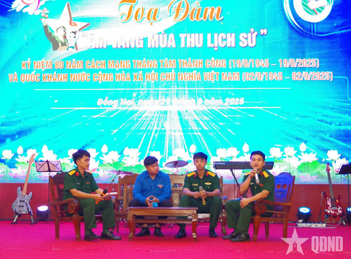 Cán bộ Tiểu đoàn 4, Trung đoàn 88, Sư đoàn 302 trao đổi tại buổi tọa đàm “Âm vang mùa Thu lịch sử”.