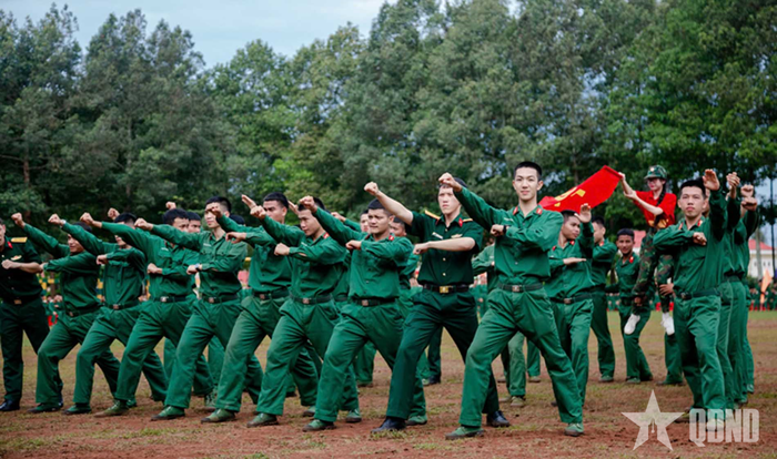 Cán bộ, Chiến sĩ Trung đoàn 88 thực hiện các vũ điệu sinh hoạt tập thể quân nhân. 