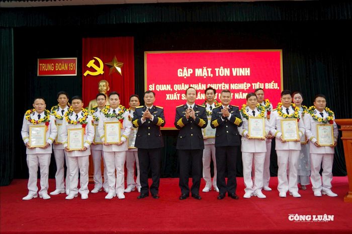 Thượng úy Nguyễn Văn Cường (đứng thứ hai hàng sau, từ trái sang) nhận Bằng khen trong lễ gặp mặt, tôn vinh sĩ quan, quân nhân tiêu biểu giai đoạn 2020 - 2025, tại Trung đoàn 151, Vùng 1 Hải quân.
