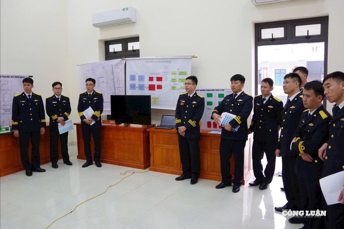 Thượng úy Nguyễn Văn Cường (đứng thứ 4, từ trái qua) tham gia Hội thi sáng kiến, cải tiến kỹ thuật năm 2025 tại Trung đoàn 151, Vùng 1 Hải quân.